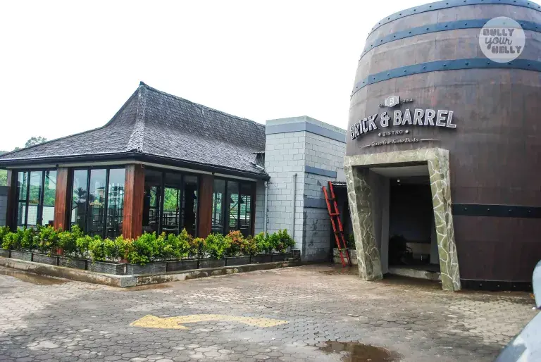 Bricks Barrels Restaurant in Charleston
