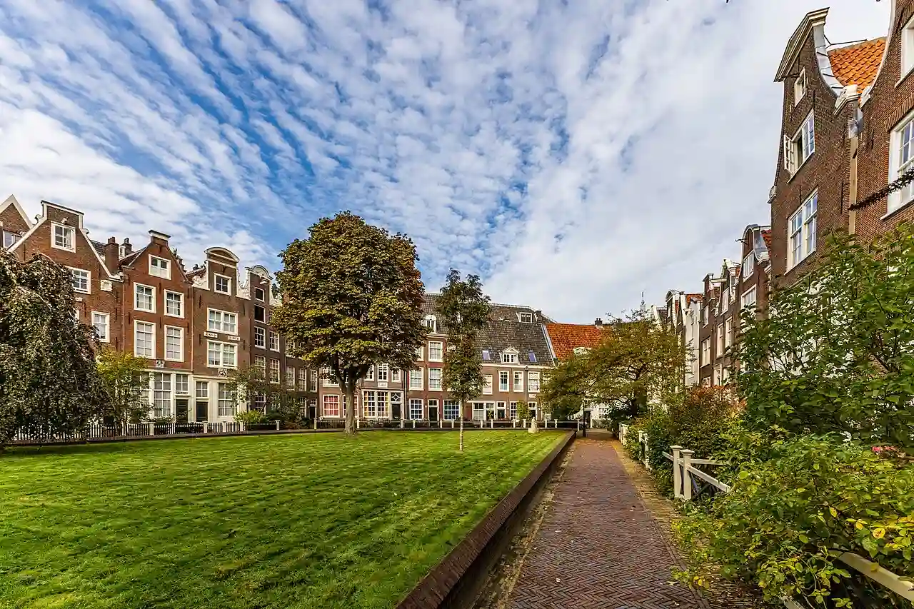 Hidden Courtyards Begijnhof Amsterdam